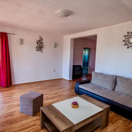 Anita Вилла Пула